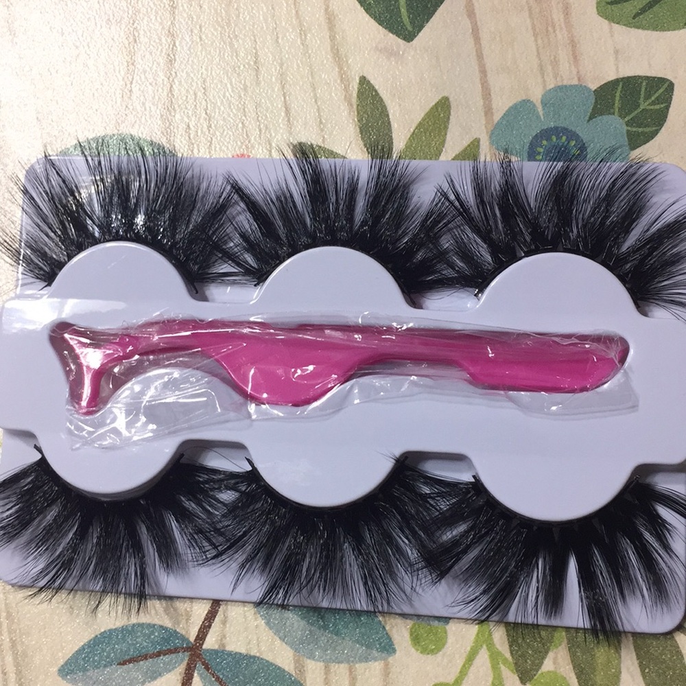 Brand new eyelash bundle set! Includes lash app